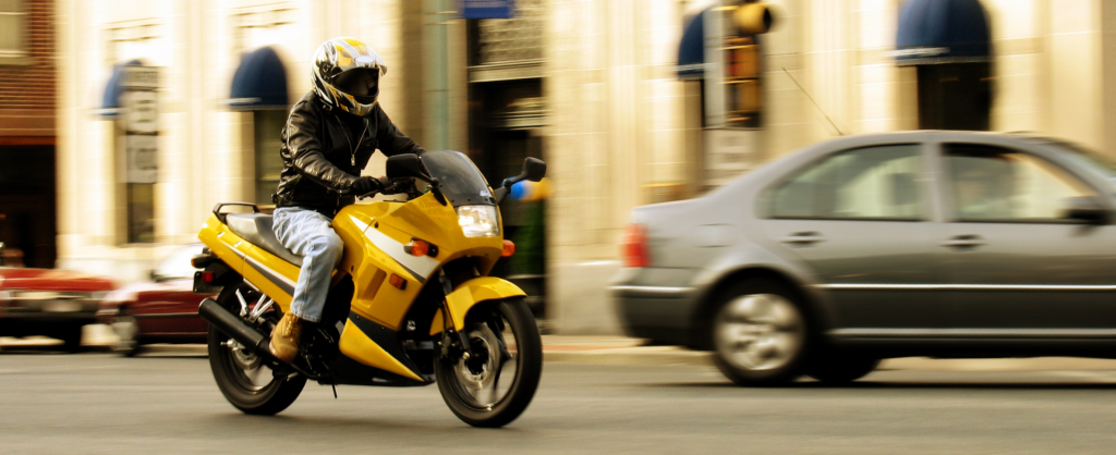 Motard en tenue complète illustrant assurance moto