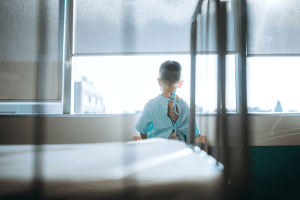 Famille discutant assurance emprunteur et garantie aide à la famille