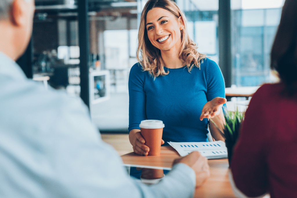 Photo d'une mandataire d'intermédiaire en assurances en rendez-vous clientèle